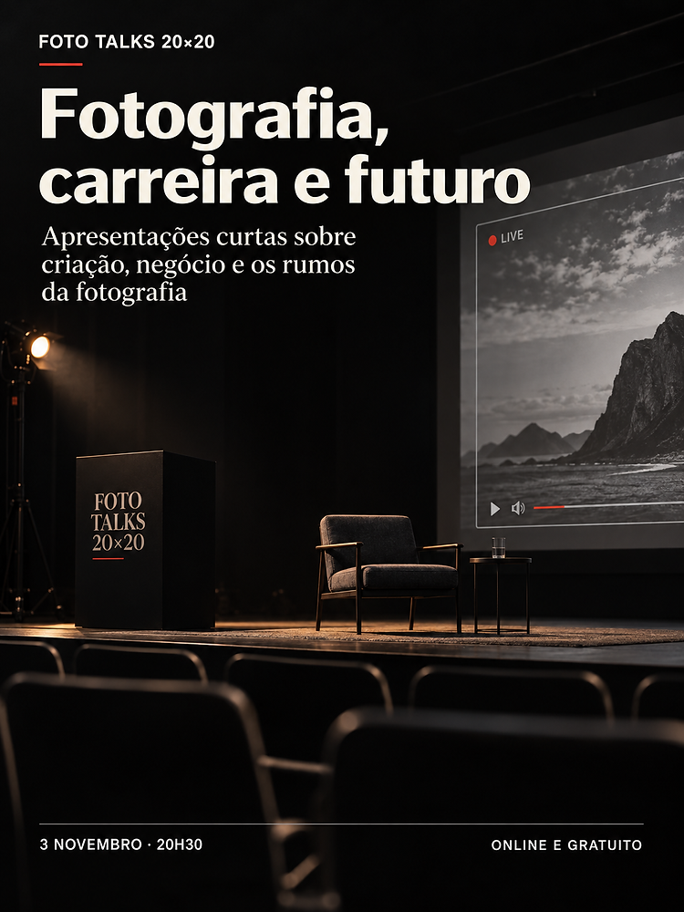 Palco escuro do Foto Talks 20×20, com uma tela que indica transmissão ao vivo